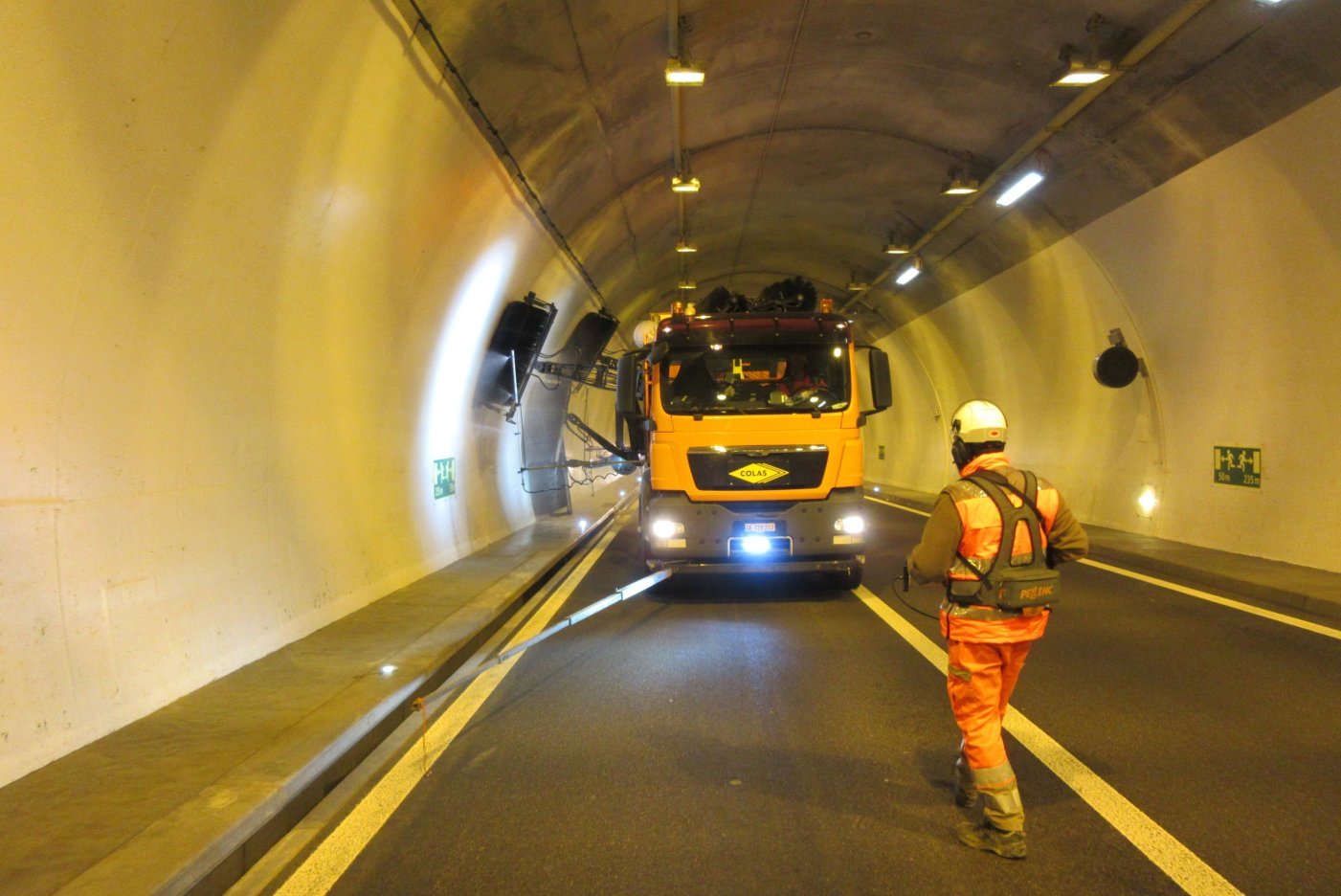 Lavage nocturne des tunnels de l'A16 - photo service des infrastructures