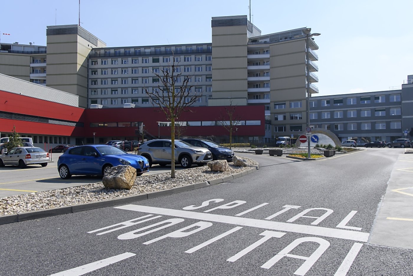 L'Hôpital fribourgeois (HFR), ici son site principal à Villars-sur-Glâne, a essuyé une perte de 36,4 millions de francs en 2023, bien davantage que les 27,9 millions inscrits au budget (archives). KEYSTONE