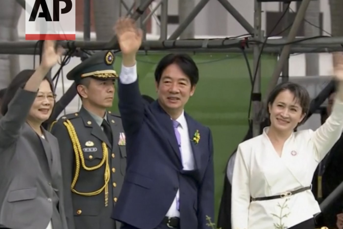 Le nouveau président Lai Ching-te, qui succède à Tsai Ing-wen, à gauche sur le cliché, a prêté serment avec la nouvelle vice-présidente Hsiao Bi-khim, à droite sur le cliché, au palais présidentiel de Taïpei. KEYSTONE