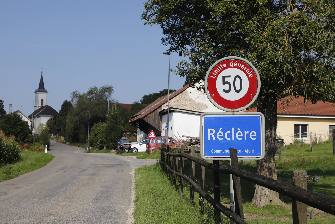 Le  Service sismologique suisse a déterminé que Réclère et sa région proche est l'endroit de Suisse qui bouge le plus. D'un point de vue sismique. Des stations d'observation supplémentaires ont été posées près des épicentres.